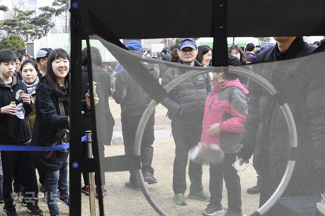 16일 남산 백범광장에서 열린 제481회 한국일보 거북이마라톤에 참가한 시민들이 재활용품을 골대에 던지고 있다. 이한호 기자