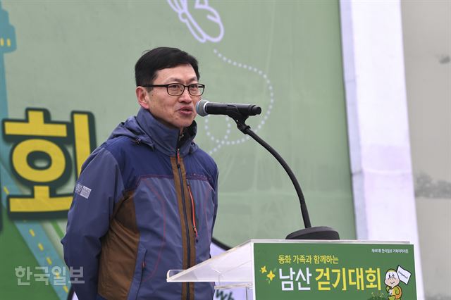 16일 남산 백범광장에서 열린 제481회 한국일보 거북이마라톤에서 김홍진 동화기업 사장이 개회 인사말을 하고 있다. 이한호 기자