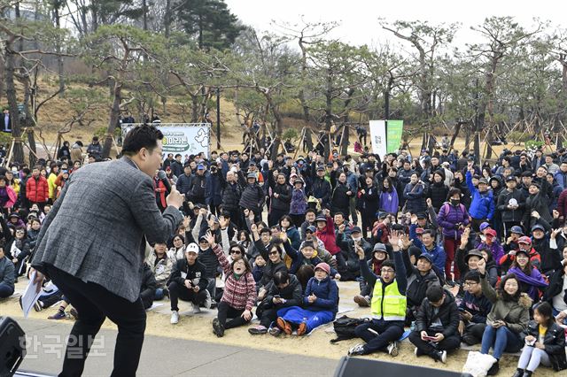 16일 남산 백범광장에서 열린 제481회 한국일보 거북이마라톤에서 시민들이 사회자 장병표씨의 질문에 환호하고 있다. 이한호 기자