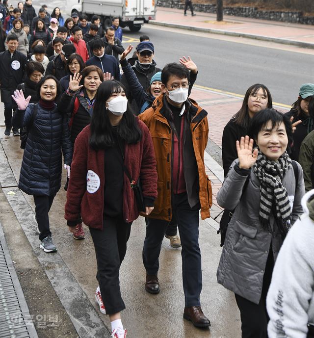 16일 남산 백범광장에서 열린 제481회 한국일보 거북이마라톤에 참가한 시민들이 남산길을 걷고 있다. 이한호 기자