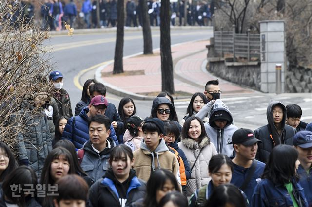 16일 남산 백범광장에서 열린 제481회 한국일보 거북이마라톤에 참가한 시민들이 남산길을 걷고 있다. 이한호 기자