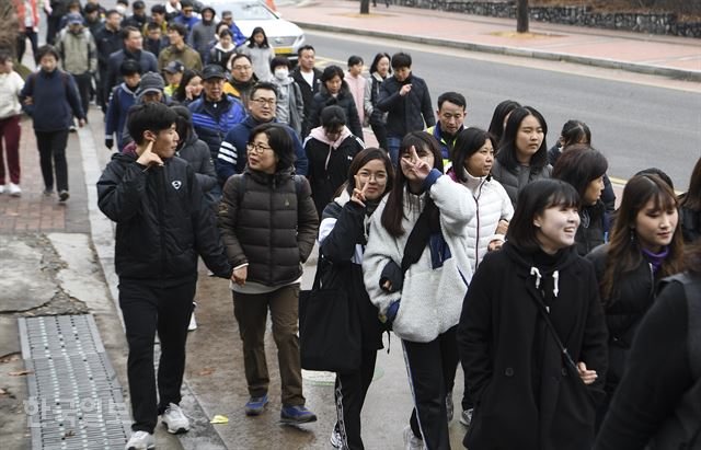 16일 남산 백범광장에서 열린 제481회 한국일보 거북이마라톤에 참가한 시민들이 남산길을 걷고 있다. 이한호 기자