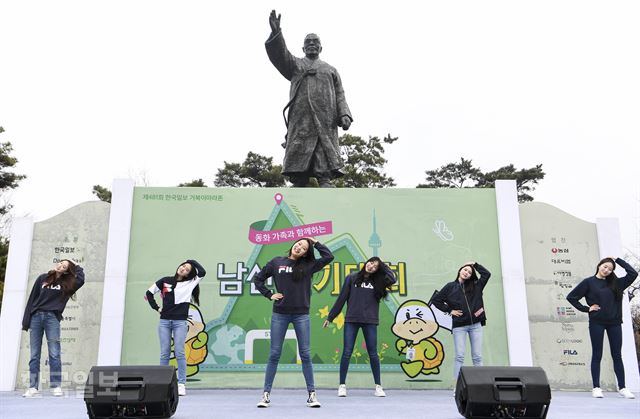 16일 남산 백범광장에서 열린 제481회 한국일보 거북이마라톤에서 2018 미스코리아들이 시민들과 준비운동을 하고 있다. 이한호 기자