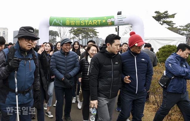 16일 남산 백범광장에서 열린 제481회 한국일보 거북이마라톤 참가자들이 승명호 동화그룹ㆍ한국일보 회장을 필두로 출발하고 있다. 이한호 기자