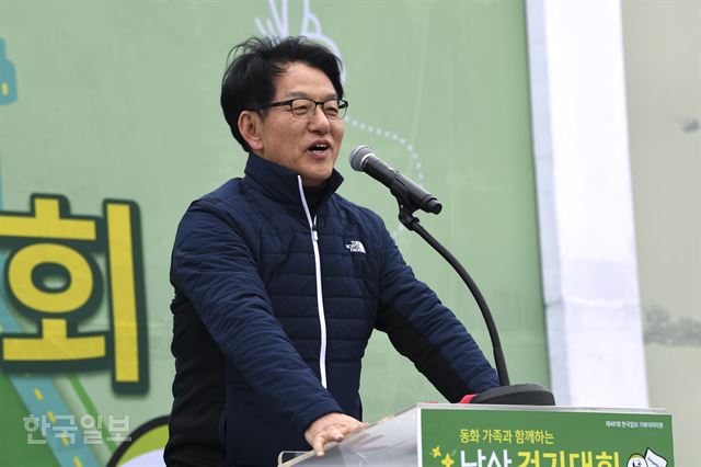 16일 남산 백범광장에서 열린 제481회 한국일보 거북이마라톤에서 이영성 한국일보 부사장이 개회 인사말을 하고 있다. 이한호 기자