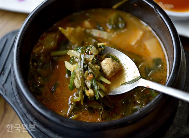 홍어 간과 보리 싹을 함께 넣어 끓이는 홍어애국.