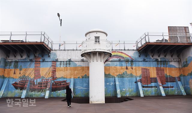 국내 유일의 내륙 등대인 영산포등대. 지금은 수위가 낮아져 강 턱에 위치한다.