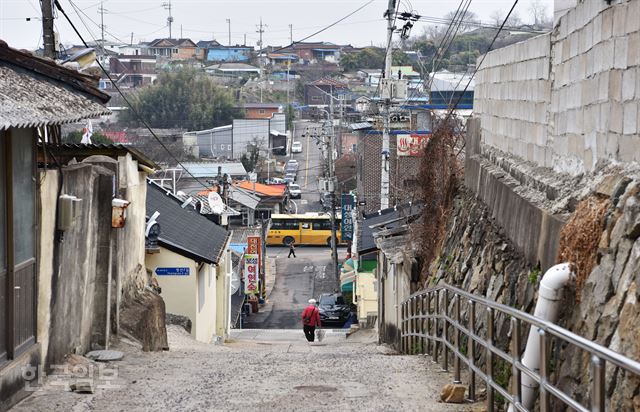 큰길에서 조금만 들어가면 시간에 곰삭은 듯한 영산포의 속살이 들어난다.