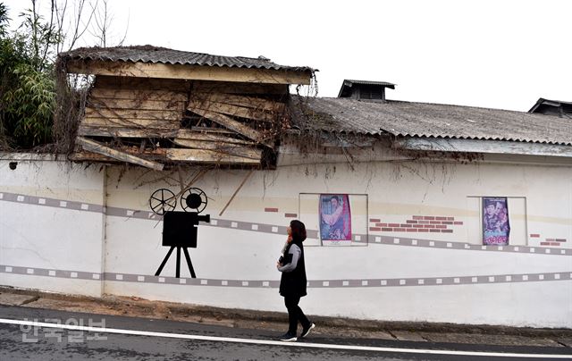 영산포극장 외벽. 허물어진 슬레이트 지붕을 담쟁이덩굴이 덮고 있다.