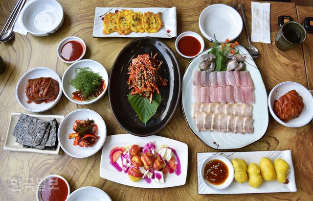 영산포 ‘홍어1번지’ 식당의 홍어정식. 1인 기준 국내산은 3만원, 수입산은 2만원이다.