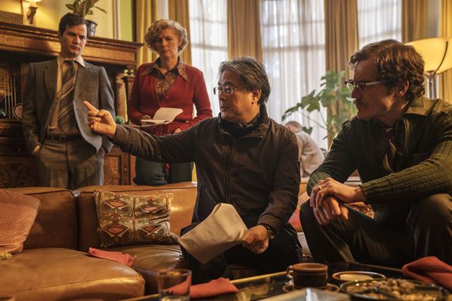 박찬욱 감독이 ‘리틀 드러머 걸’ 촬영장에서 마이클 섀넌(오른쪽) 등 배우들에게 촬영할 장면을 설명하고 있다. 왓챠 제공