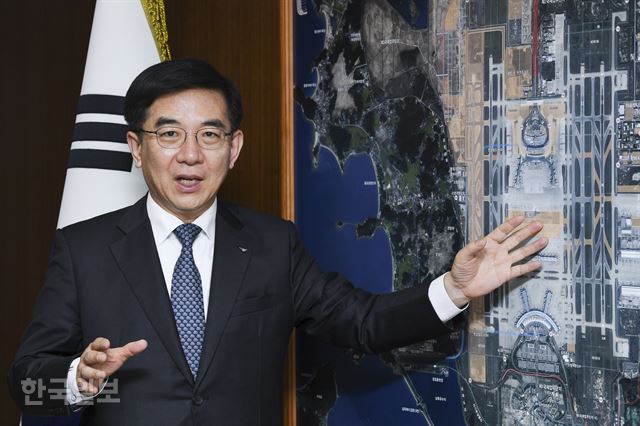 [저작권 한국일보] 정일영 인천국제공항공사 사장이 3월 27일 영종도 집무실에서 한국일보와 인터뷰를 하고 있다. 이한호 기자