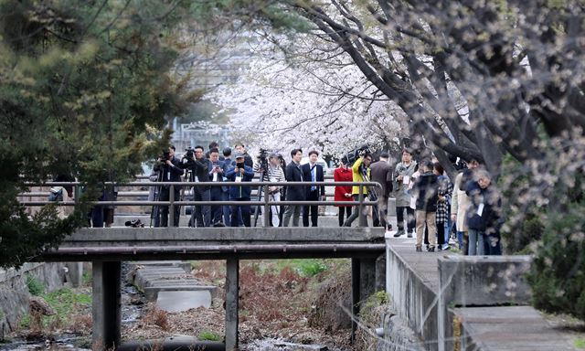 9일 용산미군기지 버스투어 참가자들이 서울에서 유일하게 복개되지 않은 하천인 만초천을 둘러보고 있다. 뉴스1