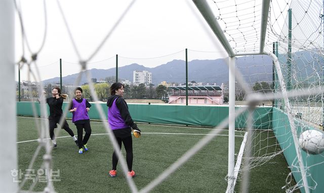 6일 서울 도봉구 덕성여자대학교 풋살장에서 FC슛탱글 회원들과 본보 기자들이 미니 게임을 하고 있다. 이한호 기자