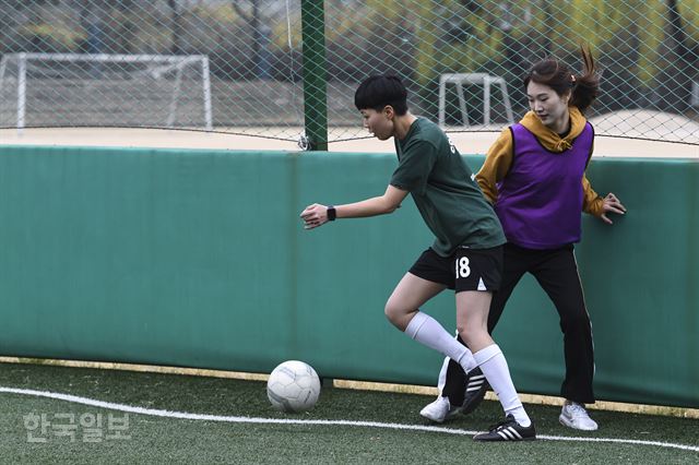 김의정(오른쪽) 인턴기자가 6일 서울 도봉구 덕성여자대학교 풋살장에서 미니 게임을 뛰며 공을 모는 상대를 쫓고 있다. 이한호 기자