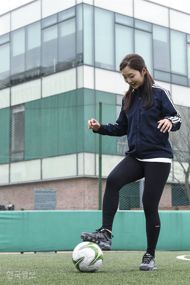6일 서울 도봉구 덕성여자대학교 풋살장에서 한국일보 신지후 기자가 공 다루기 연습을 하고 있다. 이한호 기자