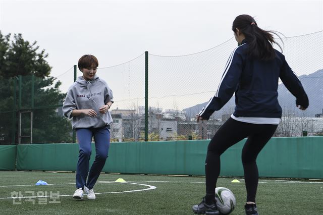 한국일보 문화부 한소범(왼쪽), 신지후 기자가 6일 서울 도봉구 덕성여자대학교 풋살장에서 미니 게임을 뛰고 있다. 이한호 기자