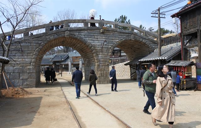 ‘미스터 션샤인’  주요장면을 촬영했던 홍예교를 관광객들이 구경하고 있다. 이준호 기자