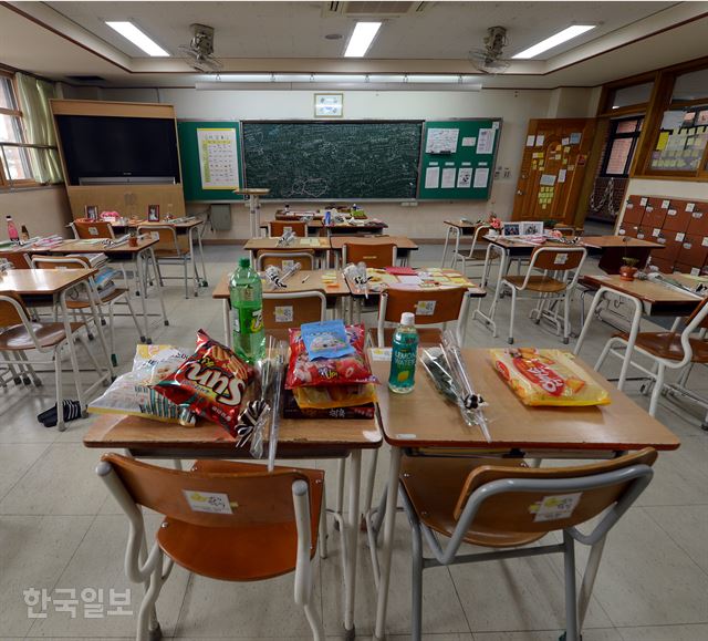 세월호 사고 후 학생들의 책상에 꽃과 평소 즐겨 먹던 과자가 놓여 있는 경기 안산시 단원고 2학년의 한 교실.