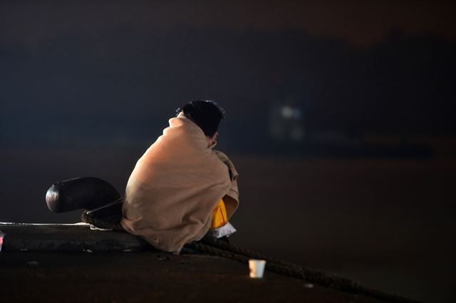 세월호 침몰 사고 이틀째인 2014년 4월 17일 밤 전남 진도군 임회면 팽목항에서 한 여성이 바다를 바라보며 실종자의 구조 소식을 기다리고 있다. 진도=코리아타임스