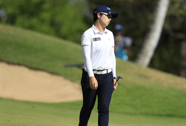 지은희가 21일 미국 하와이주 카폴레이의 코올리나 골프클럽에서 열린 LPGA 투어 롯데 챔피언십 최종라운드 14번홀에서 퍼트를 놓친 뒤 아쉬워하고 있다. 카폴레이=AP 연합뉴스