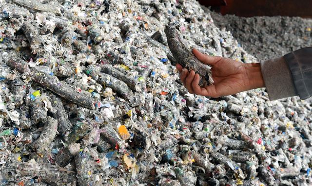 지난해 재활용 폐기물 대란의 중심에 있었던 폐비닐은 가래떡 모양의 고형연료로 압축돼 발전소나 공장의 화석연료 대체품으로 쓰인다. 배우한 기자