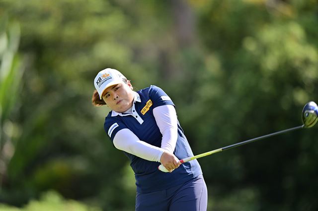 박인비가 지난달 30일 미국 캘리포니아주 칼즈배드 아비아라 골프클럽에서 열린 미국여자프로골프 투어 KIA 클래식 2라운드에서 티샷을 하고 있다. LPGA 제공