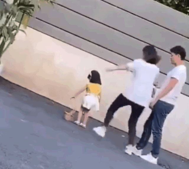 세 살 여아 아동복 모델의 엄마가 딸의 엉덩이를 발로 차는 장면. 인터넷에서 동영상이 확산되자 아동학대 논란과 함께 부모를 비난하는 여론이 들끓었다. 중신망