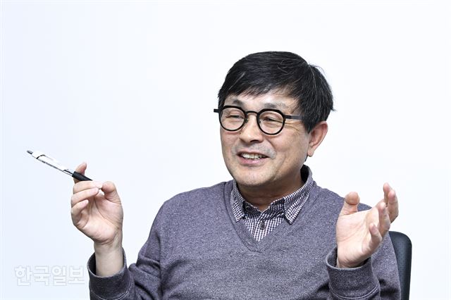 홍성유 한국형수치예보모델 개발사업단장이 기상예보에서 수치예보모델의 중요성에 대해 본보 조재우 논설위원과 대담 중이다. 이한호 기자