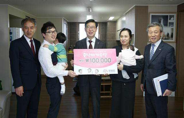 양승조 충남지사가 지난해 11월 20일 충남아기수당 첫 지급 대상인 내포신도시 차재현ㆍ최선영씨 부부 가정을 찾아 수당 증서를 건네고 격려했다. 충남도 제공