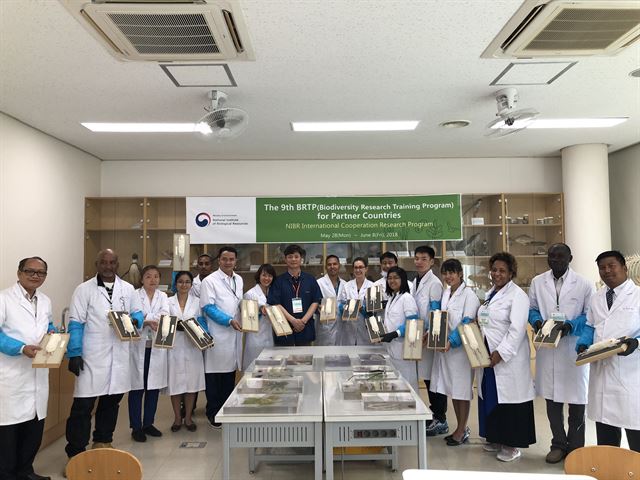 지난해 5월28일부터 6월8일까지 인천 서구 국립생물자원관에서 열린 ‘제9차 해외 생물다양성 보전연구 인력양성 교육’에는 미얀마, 라오스, 베트남, 캄보디아, 몽골, 탄자니아, 미크로네시아, 콜롬비아, 필리핀 등 9개 협력국의 관련 분야 공무원들이 참석했다. 국립생물자원관 제공