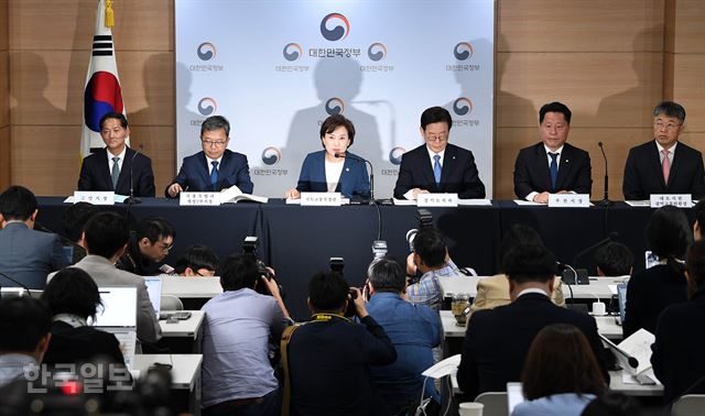 김현미 국토교통부 장관이 7일 오전 서울 종로구 세종로 정부서울청사에서 '수도권 주택 30만호 공급방안' 제3차 신규택지 추진계획을 발표하고 있다. 서재훈 기자