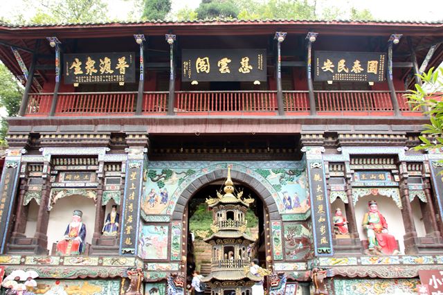 청성산 자운각. 토지사(왼쪽)과 진산왕(오른쪽)이 조각돼 있다.