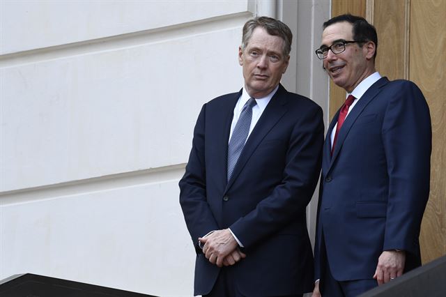 미중 고위급 무역협상 첫날인 9일 워싱턴 USTR 청사에서 스티브 므누신 미 재무장관과 로버트 라이트하이저(왼쪽) 무역대표부(USTR) 대표가 류허 중국 부총리의 도착을 기다리고 있다. 워싱턴=AP 연합뉴스