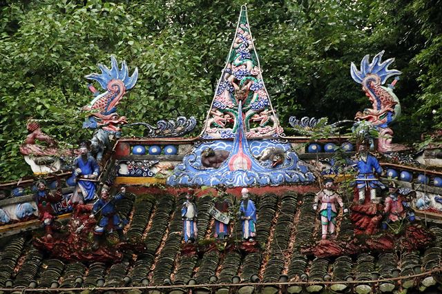 청성산 산문 지붕 장식.