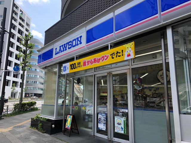 세븐일레븐, 로손 등 일본 편의점 업체가 유통기한을 4~5시간 남겨둔 식품을 구입한 고객에게 전자화폐 포인트를 환원해 주는 사실상의 가격 인하 방침을 발표했다. 도쿄=김회경 특파원