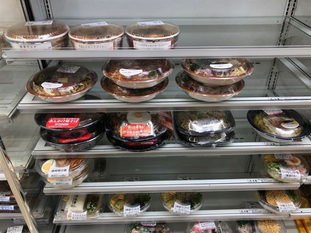 일본 편의점 내에 진열된 도시락 등 식품들. 세븐일레븐과 로손은 최근 유통기한을 4~5시간 남겨둔 식품을 구입한 고객에게 전자화폐 포인트를 환원해 주는 사실상의 가격 인하 방침을 발표했다. 도쿄=김회경 특파원