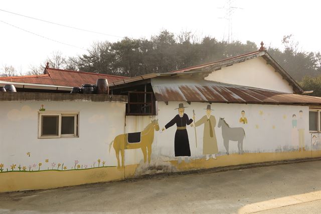 승지였던 다산은 요즘으로 치면 청와대 비서실의 꽃보직에서 11마리 말을 관리하는 7품직의 시골 역장에 좌천된 것이었다. 금정역사가 있던 자리, 민가 벽에 말과 선비 그림이 그려져 있다.  정민 교수 제공