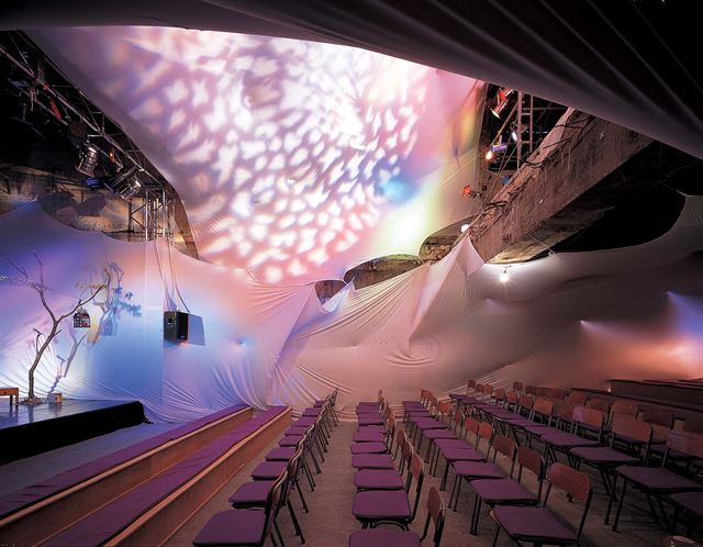 17년 간 다양한 예술 실험의 공간으로서 자리를 지켜 온  '설치극장 정미소'가 지속된 경영난으로 결국 문을 닫는다. 이 극장을 운영해 온 배우 윤석화는 "극장이 아무리 작고 초라해도 상관 없다. 좋은 작품이 올라가는 곳이 바로 좋은 극장"이라는 말로 아쉬움을 달랬다. 돌꽃컴퍼니 제공