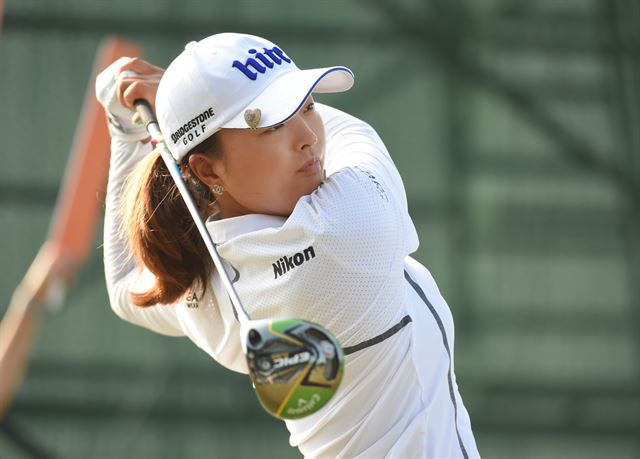 고진영이 지난달 30일 미국 사우스캐롤라이나주 찰스턴에서 열린 US여자오픈 1라운드 12번홀에서 티샷을 치고 있다. 로이터 연합뉴스