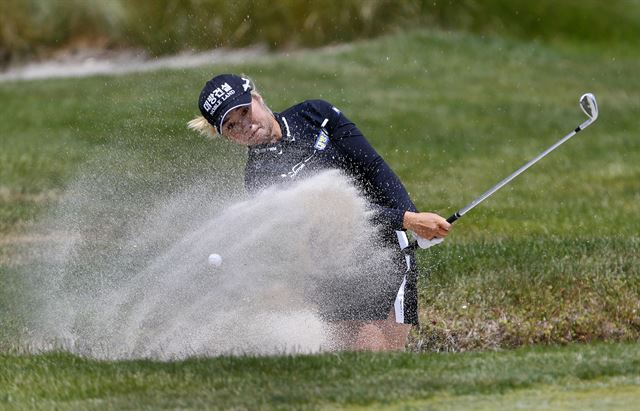 이정은이 10일 미국 뉴저지주 갤러웨이에서 열린 LPGA 투어 숍라이트 클래식 최종라운드에서 벙커샷을 하고 있다. 갤러웨이=AP 연합뉴스
