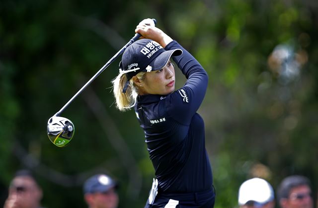 이정은이 10일 미국 뉴저지주 갤러웨이에서 열린 LPGA 투어 숍라이트 클래식 최종 3라운드 14번홀에서 티샷을 하고 있다. 갤러웨이=AP 연합뉴스