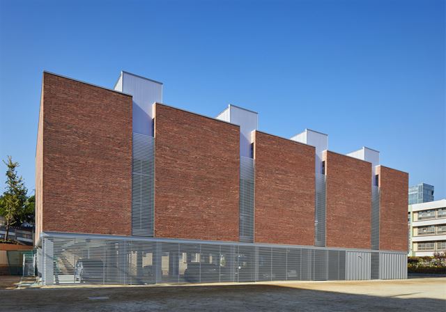 아이디알건축사사무소가 설계한 서울 강남 언북중학교 다목적강당.