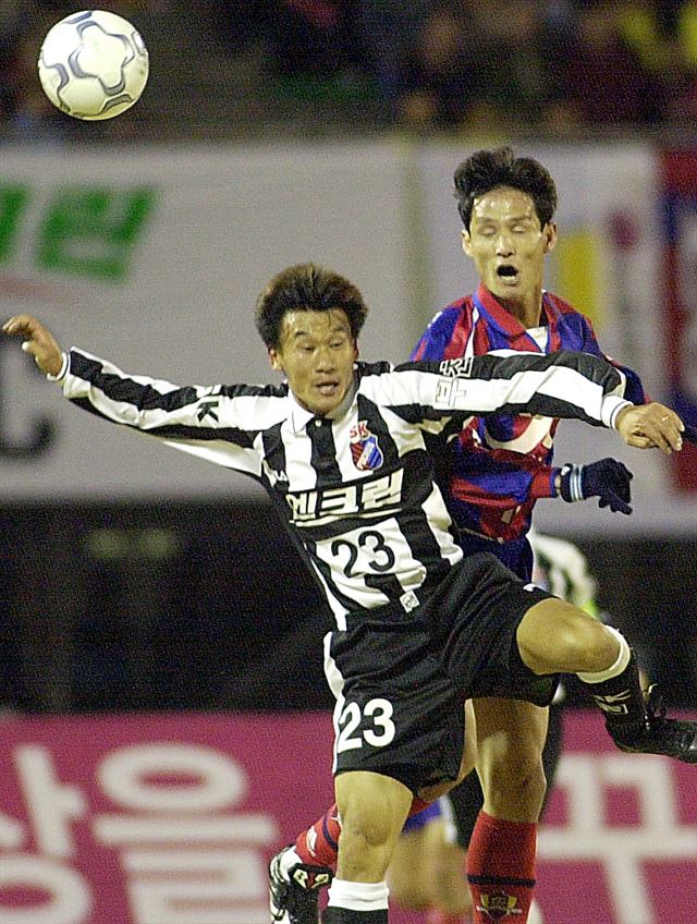 부천SK 시절의 조성환(왼쪽) 전 제주감독과 안양LG 시절의 최용수 현 서울감독. 한국일보 자료사진