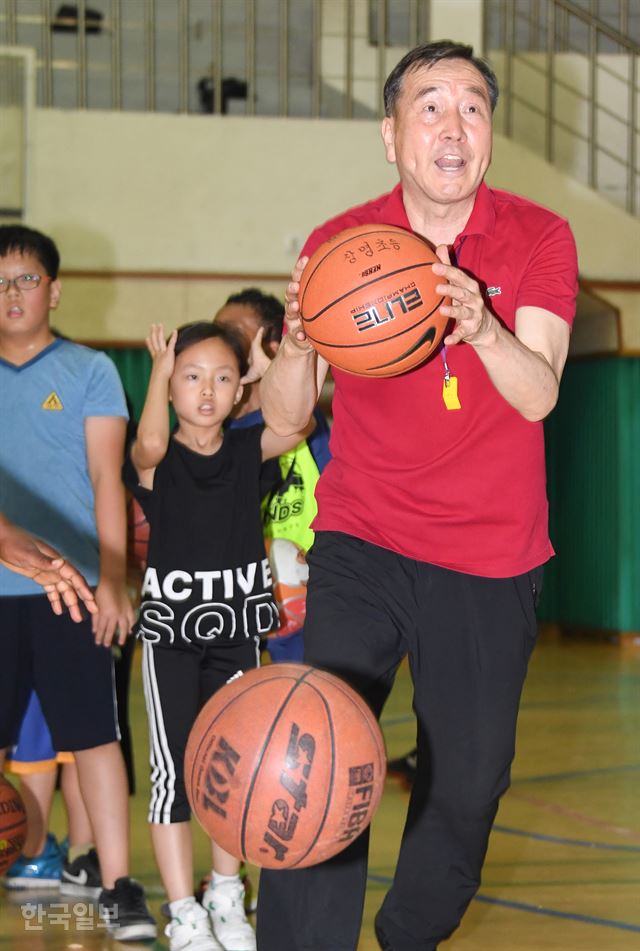 송기화 코치가 아이들의 훈련을 돕고 있다. 류효진 기자