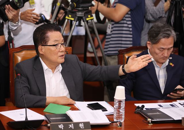 박지원 민주평화당 의원이 8일 서울 여의도 국회에서 열린 윤석열 검찰총장 후보자 인사청문회에서 의사진행 발언을 하고 있다. 연합뉴스