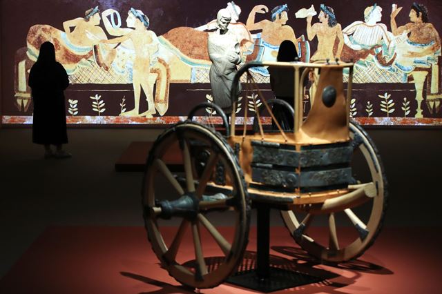 8일 서울 용산구 국립중앙박물관에서 열린 특별전 '로마 이전, 에트루리아' 언론공개회에서 참석자들이 전시를 관람하고 있다. 사진은 기원전 7세기에 만들어진 것으로 추정되는 전차. 연합뉴스