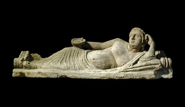 기원전 4세기 제작된 에트루리아 석관. 망자가 연회에 참석한 듯한 모습으로 조각됐다. 국립중앙박물관 제공