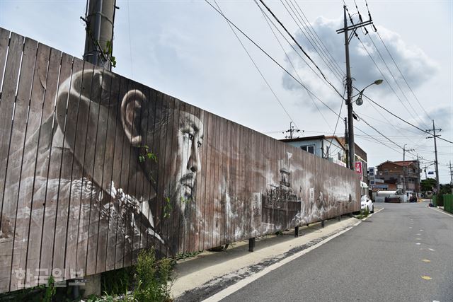 우수영문화마을 초입 담장에 이순신과 명량해전을 표현한 대형 그림이 그려져 있다.