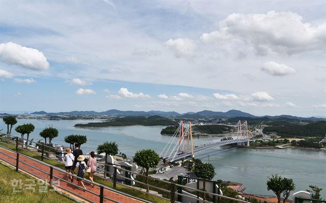 진도타워에서는 명량해협과 주변 지형이 한눈에 내려다보인다.